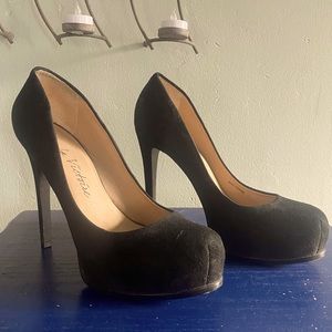 Vero Cuio size 10 high heels